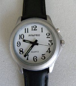 Montre parlante Femme, dorée, fond noir La montre parlante montre parlante homme cuir noir